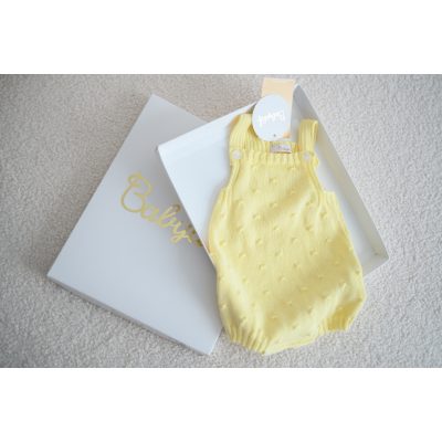 Pelele amarillo de punto de algodón 100% de Babydif presentado en su caja blanca, una prenda suave y transpirable ideal para mantener fresco al bebé en verano.